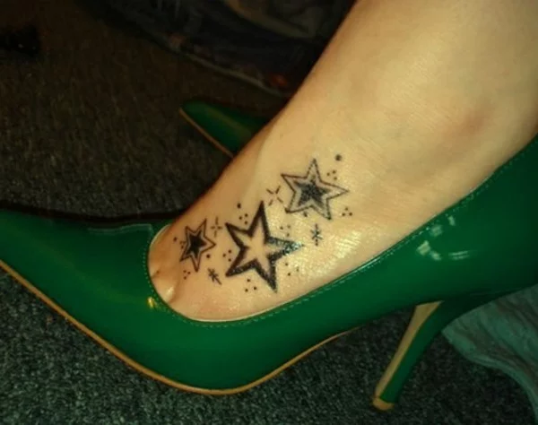 Tattoo bilde vorlage Sterne fuß damen