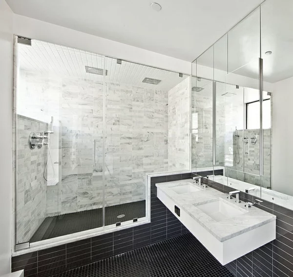 badeinrichtung badmöbel schwarz weiß wandspiegel übergross