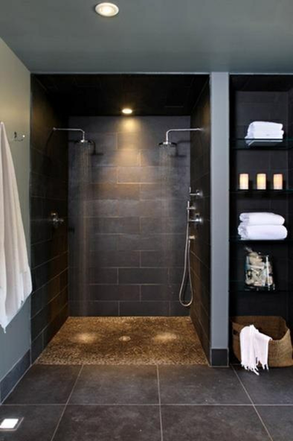 badezimmer mit doppel duschkopf dunkle farbgestaltung