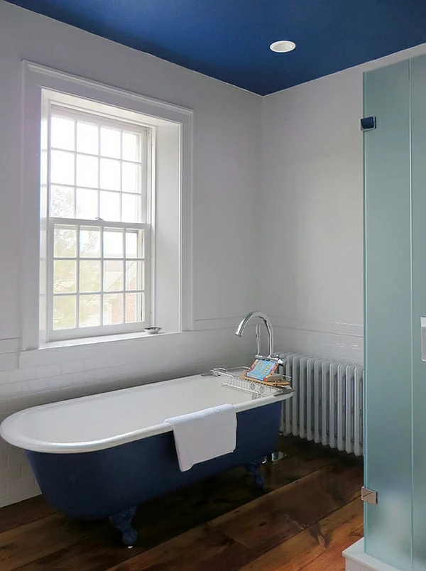 blaue badewannen decke moderne badezimmer 