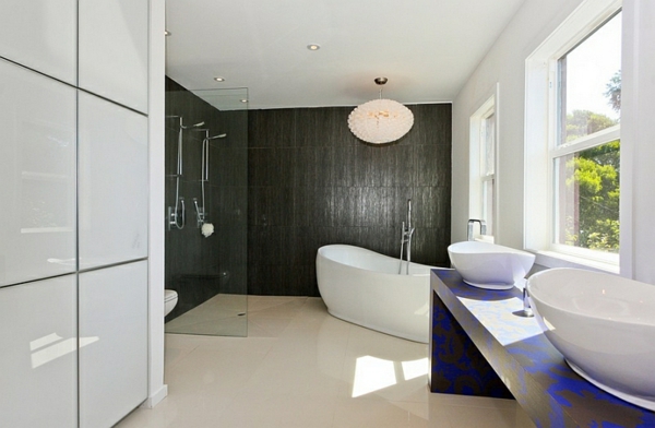 bodengleiche dusche freistehende badewanne moderne badezimmer schwarz weiß