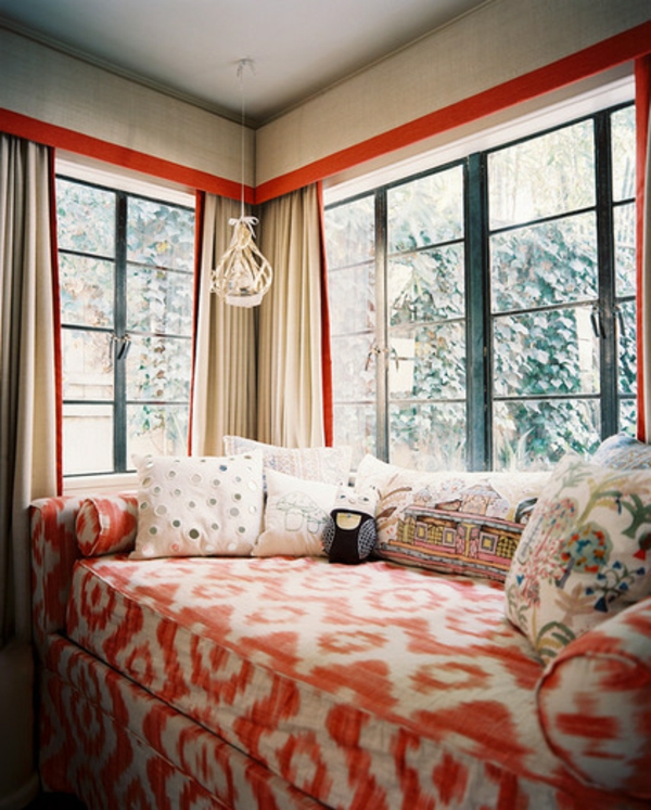 eklektisch wohnzimmer sofa ikat muster kissen gardinen und vorhänge