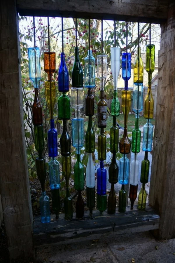eklektische dekoration bunte flaschen garten