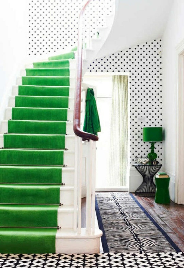 farbgestaltung im flur grüne treppe punktförmige wand