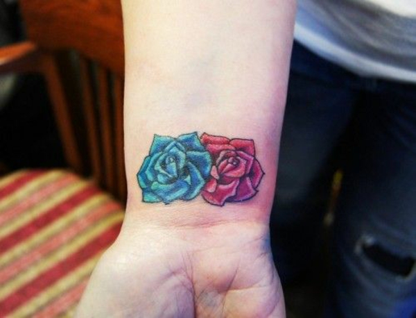 farbige rosen blau tattoo bilder handgelenk
