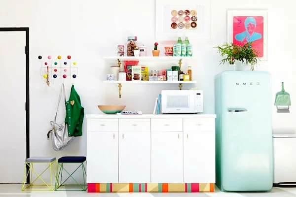 farbiges studio küche kühlschrank regal 