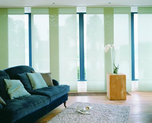flächenvorhang ideen hellgrün wohnzimmer sofa holzboden