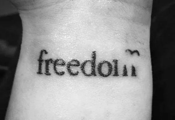 freedom schriftarten tattoo handgelenk körperteil tattoo sprüche
