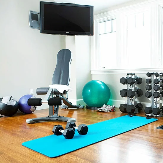 garage umbauen fitnessstudio einrichten yogamatte holzboden verlegen