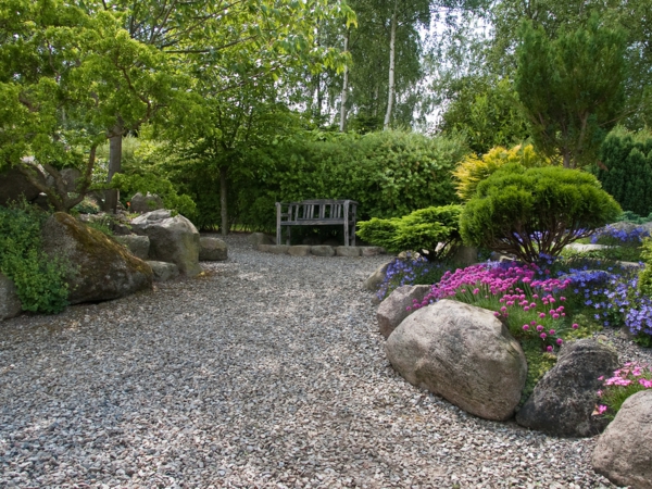 garten gestalten kies steine sonnenlicht Gartengestaltung mit Kies und Steinen