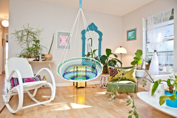 gartengestaltung im innenbereich wohnzimmer pflanzen hängestuhl 