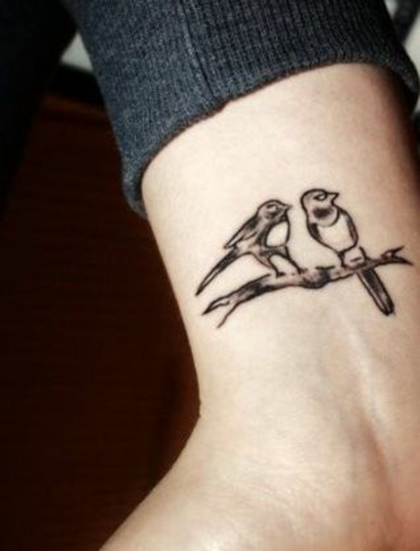 tattoo bilder handgelenk vögel auf dem zweig