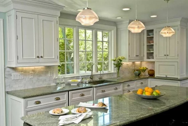 helles ambiente küche kleine einrichtendeckenleuchte marmor arbeitsplatte