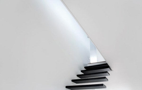 hohe schwebende treppe schwarz weiß
