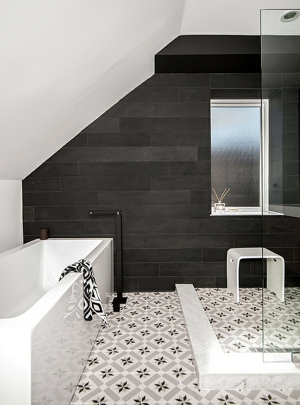 kleines badezimmer einrichten schwarz weiß badewanne bodenfliesen muster