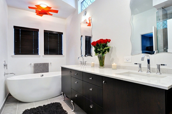 kleines badezimmer einrichten schwarz weiß freistehende badewanne
