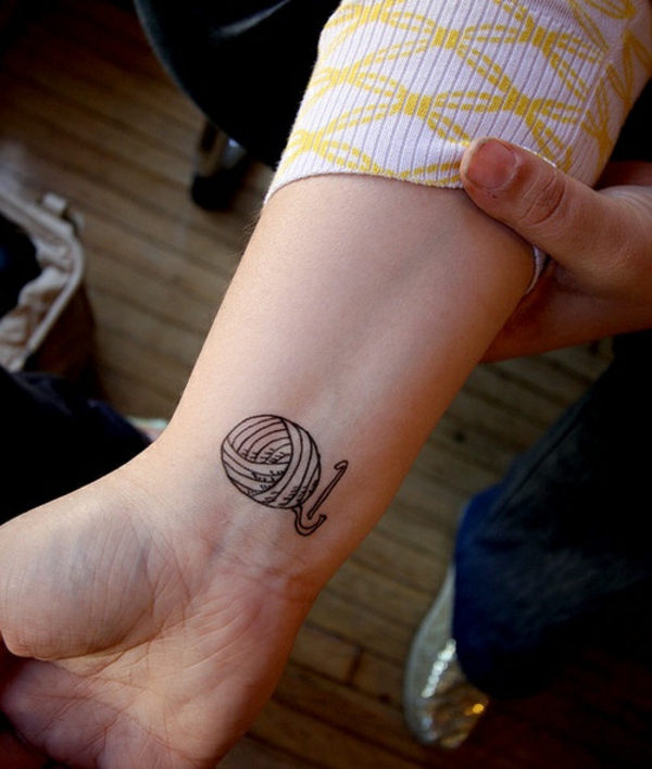 knäuel tattoo handgelenk ideen 