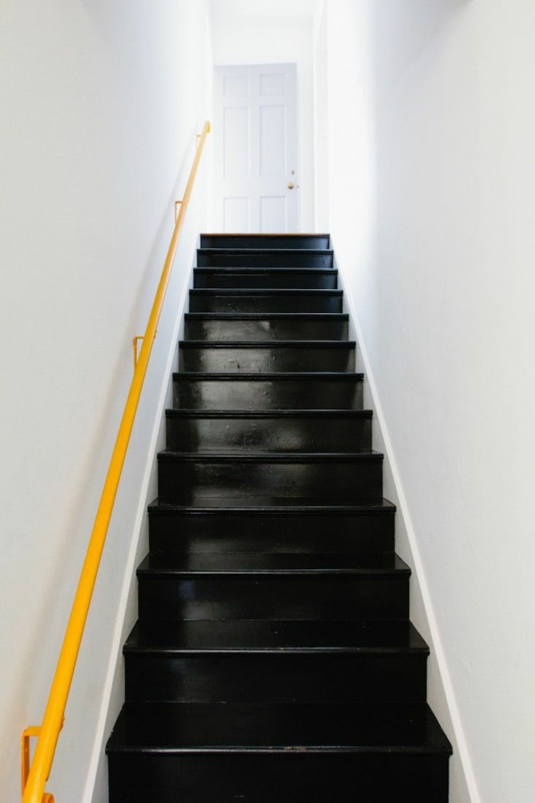korridor farben schwarze treppe gelbes geländer
