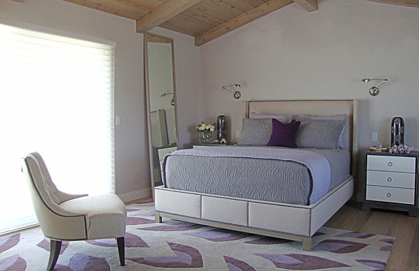lila sanfte farben im schlafzimmer bett sessel teppich dekoideen