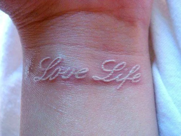 love life schriftarten handgelenk tattoo weiß tattoo sprüche