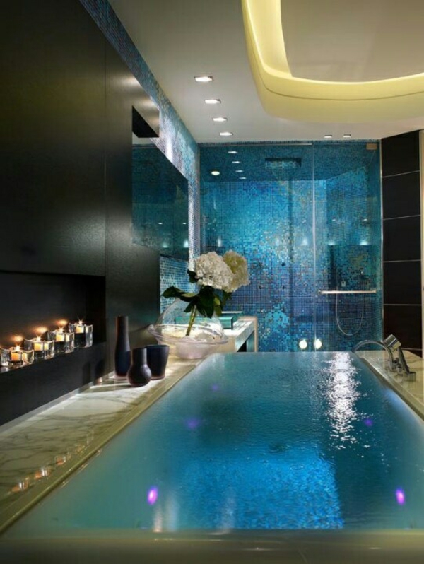 luxuriöses badezimmer gestalten pool eingebaute beleuchtung