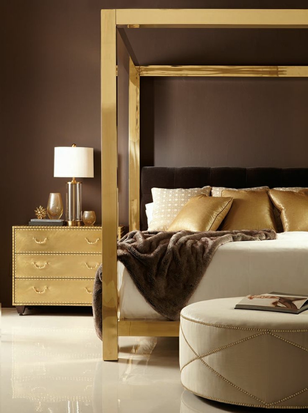 luxuriöses schlafzimmer gold akzente nachttisch dekokissen
