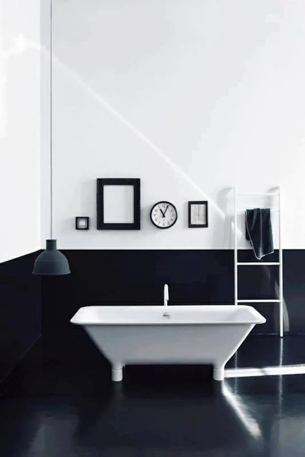 minimalistische badezimmer ideen badewanne schwarz oberflächen