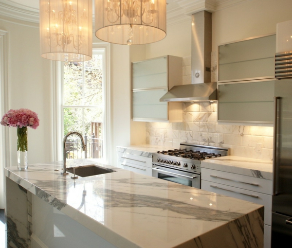 Moderne weiße Küchen  marmor küchenrückwand