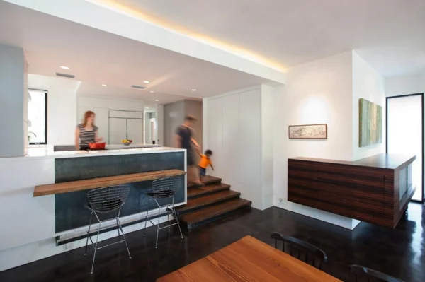 moderne Küche mit Kochinsel holz bestandteiel treppe trendy