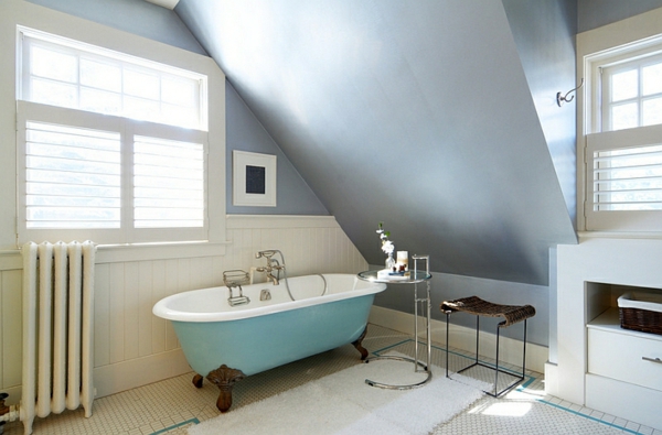 moderne badezimmer einrichten freistehende badewanne blau beistelltisch
