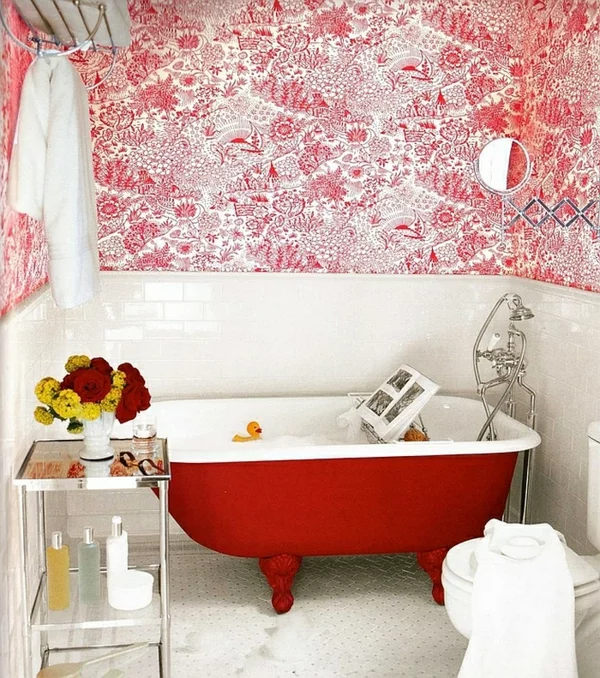 moderne badezimmer badmöbel freistehende badewanne rot weß