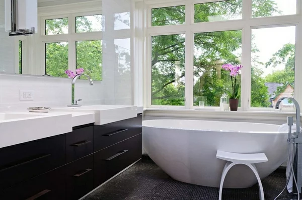 moderne badezimmer ideen freistehende badewanne waschbecken mit unterschrank