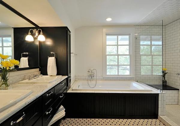moderne badezimmer schwarz weiß einbauwanne jacuzzi marmor unterschränke aus holz