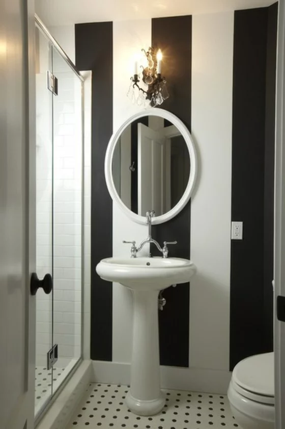 moderne badezimmer schwarz weiß wandfarbe streifenmuster