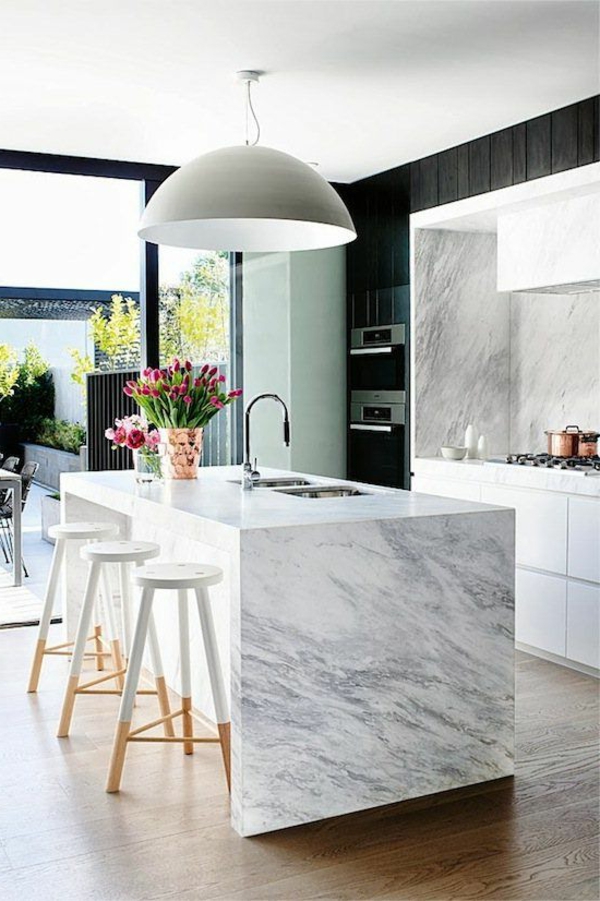 Moderne weiße Küchen weiß hochglanz marmor kücheninsel