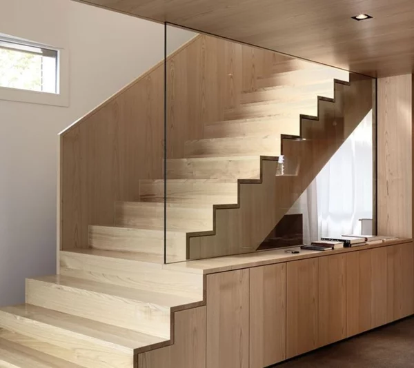moderne treppe holz glaswand als sichtschutz 