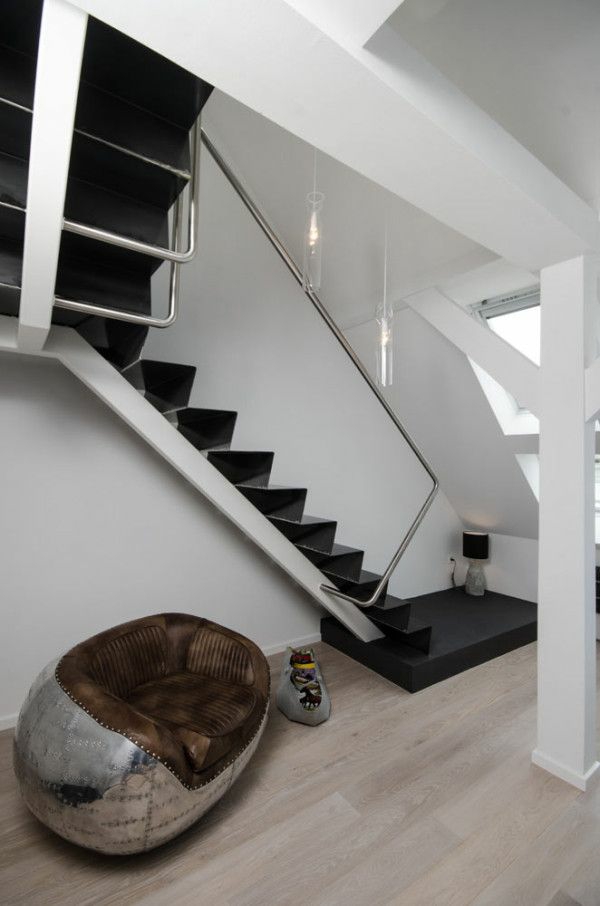 moderne treppe im kleinen appartement schwarzweiß