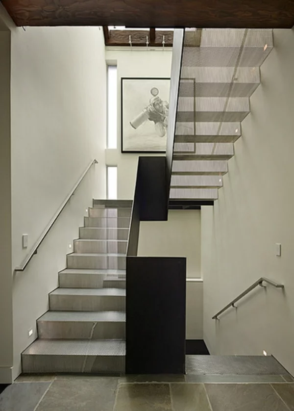 moderne treppe mit metall und holz