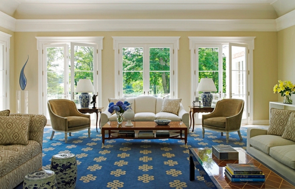 moderne wohnzimmer weiß blaue gestaltung gartenstühle 