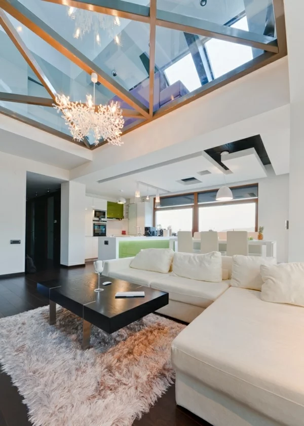 modernes wohnzimmer einrichten am dach glasdecke sofa 