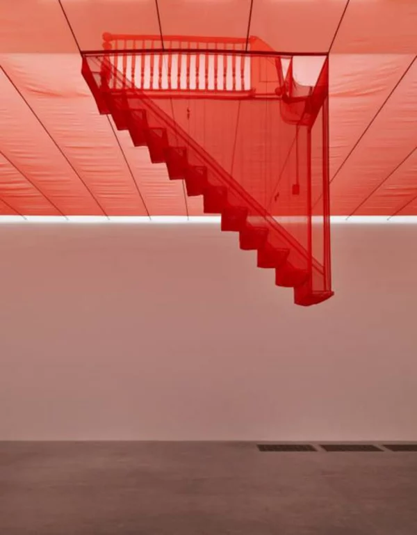 originelle architektur rote treppe