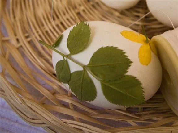 ostern bastelidee für erwachsene eier färben