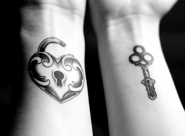 paar tattoos ideen schlüssel herz handgelenk 