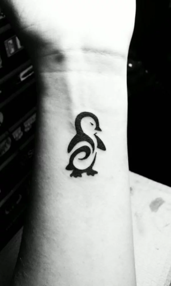 pinguin motive als tattoo handgelenk
