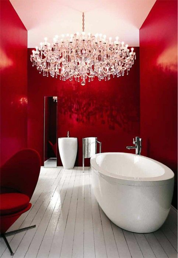 prächtige badezimmer rot und weiß  freistehende wanne kronleuchter