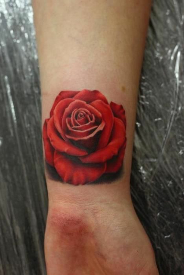 rote rose motiv tattoo handgelenk