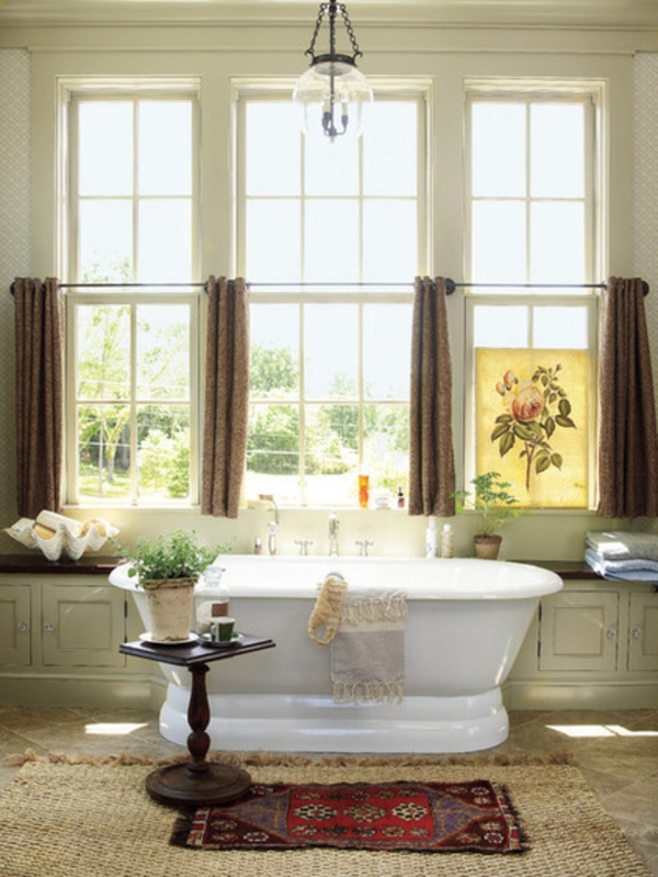 rustikal badezimmer badewanne fenster gardinen und vorhänge