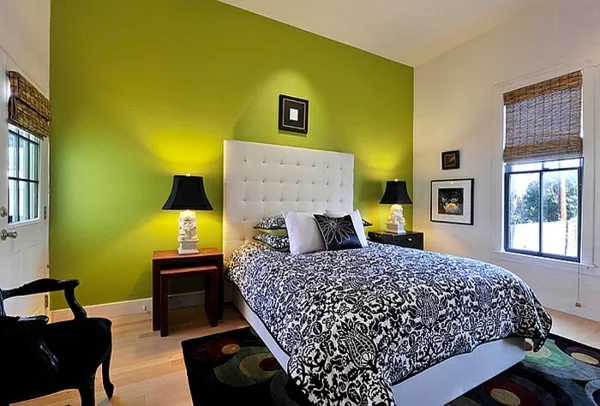 schlafzimmer farben gelbe akzente bett leder kopfteil tischlampen 