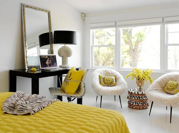 schlafzimmer farben gelbes bett sessel dekokissen spiegel 