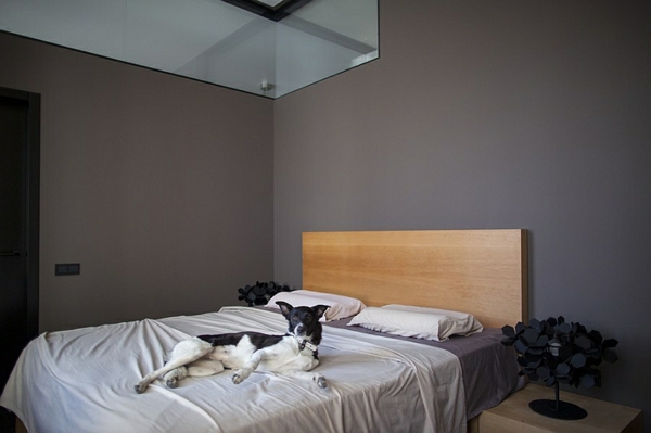 schlafzimmermöbel bett kopfteil holz dunkle wand schlafzimmer minimalistisch einrichten